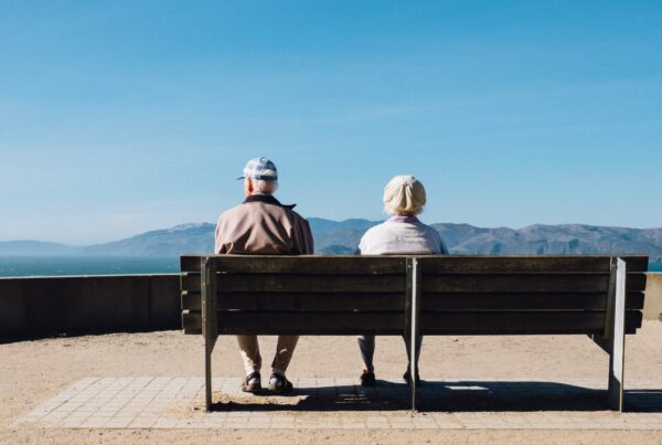 Älteres Paar sitzt auf einer Bank und denkt über Altersarmut nach